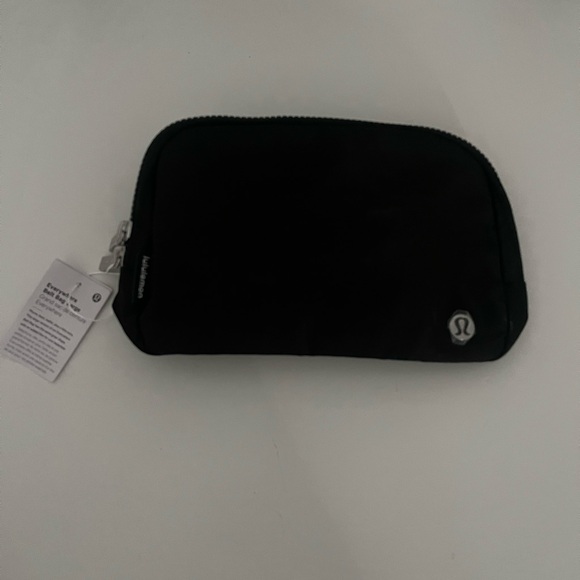 Lululemon 2L Everywhere Belt Bag (large) - Picture 2 of 4